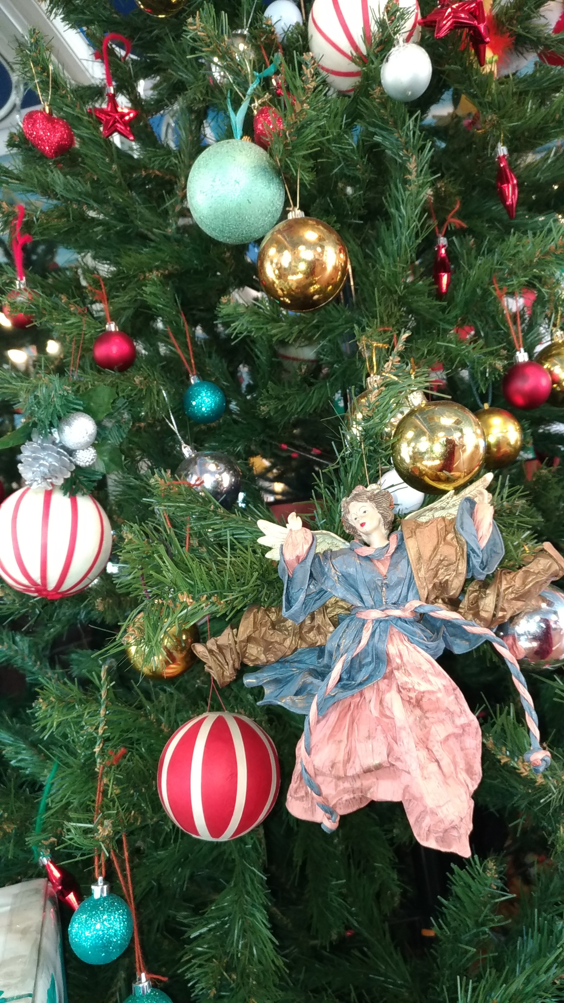 インターナショナル・ランゲージ・ハウス幼稚部のクリスマスツリーには素敵な天使がいます！